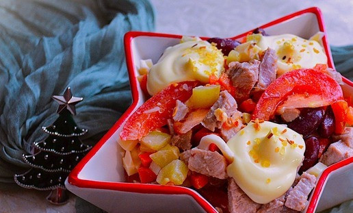 1. Этап. Салат Сытое Застолье: Перемешать, заправить майонезом, посолить цитрусовой солью.