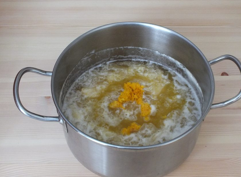 1. Этап. Яблочный джем с апельсинами: По истечении времени, снимите с огня, добавьте сок апельсина и цедру, перемешайте. Поставьте на огонь и варите на малом огне 15 минут. Периодически помешивайте.