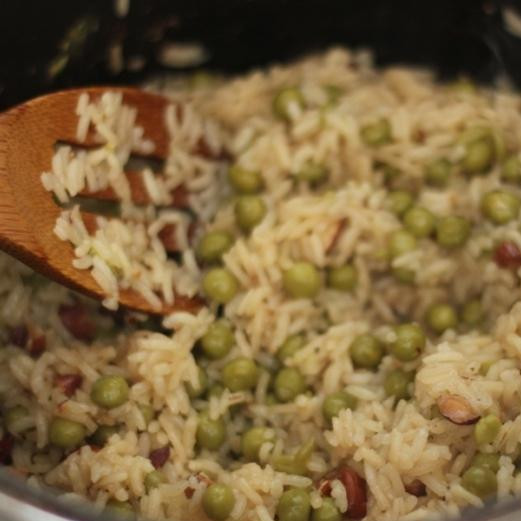 1. Этап. Рис с зеленым горошком и миндалем: Затем все хорошенько перемешать, снова накрыть крышкой и выключить огонь. Дать рису настояться минут 5-7. Затем можно подавать к столу.