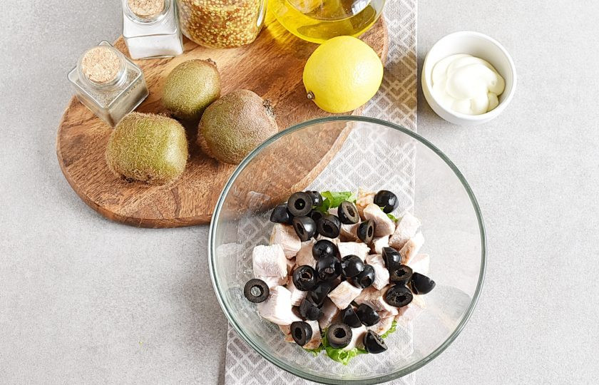 1. Этап. Салат с киви и курицей: Добавьте половинки маслин.