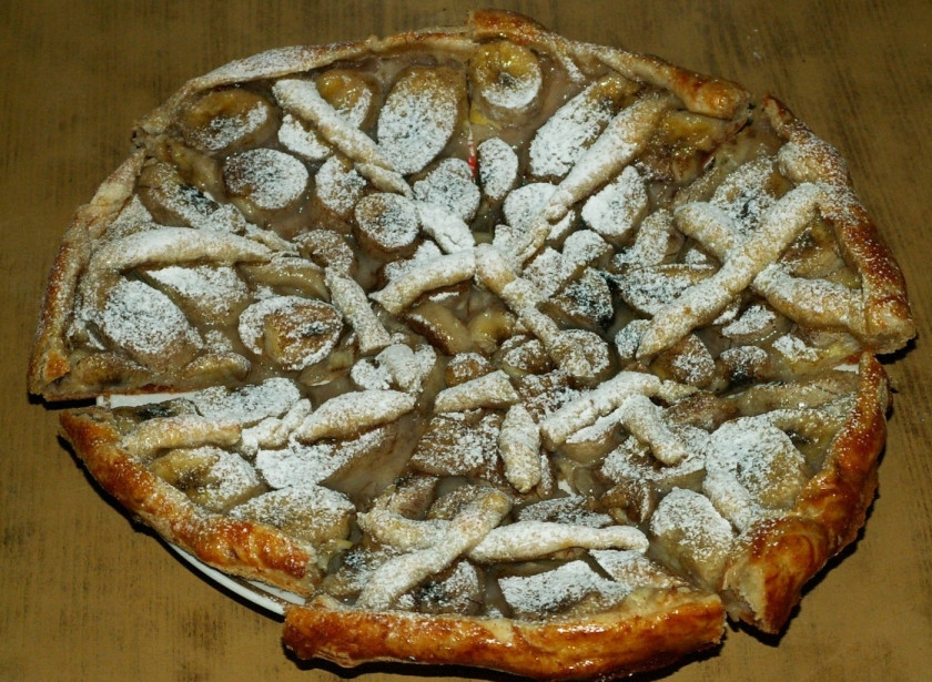 1. Этап. Банановый пирог из слоеного теста: Готовый банановый пирог из слоеного теста порежьте на кусочки и присыпьте сахарной пудрой. Приятного аппетита!