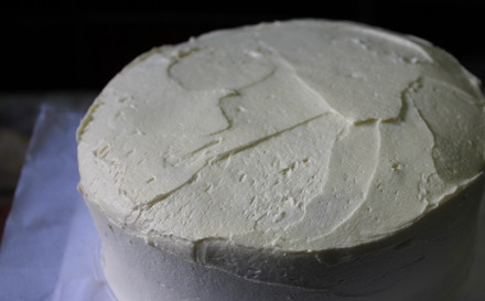 1. Этап. Торт на день рождения девочке 8 лет: 5. Каждый корж промазываем кремом. Крем рекомендую использовать готовый, их можно купить в магазинах. Разводите согласно инструкции на упаковке. А можете использовать свой любимый крем - на основе сметаны, сгущенки или творожного сыра. Накладываем их друг на друга, чуть прижимая. Верх и бока торта тоже обильно смажем кремом.