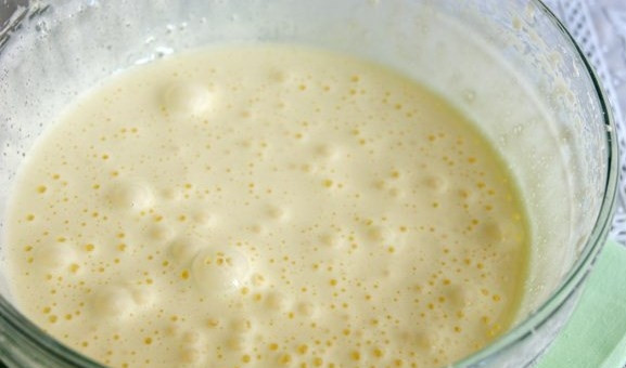 1. Этап. Творожный пирог с бисквитным тестом: Взбивать можете вилкой или миксером, минут 5.