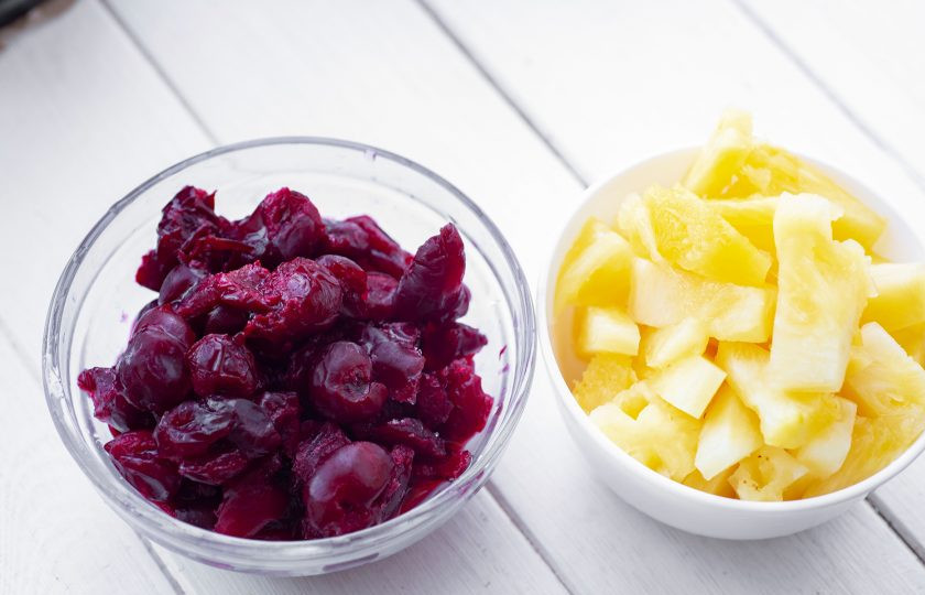 1. Этап. Торт с вишней и ананасом: Для прослаивания разморозьте вишню заранее и слейте излишнюю жидкость, также слейте жидкость с кусочков консервированного ананаса.