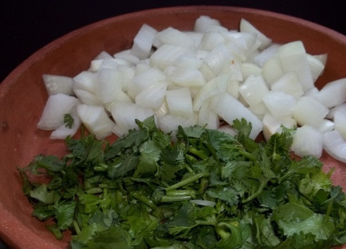 1. Этап. Красная фасоль Лобио: Лук нарезаем мелкими кубиками и обжариваем на растительном масле до легкого золотистого цвета. Кинзу мелко порежем.