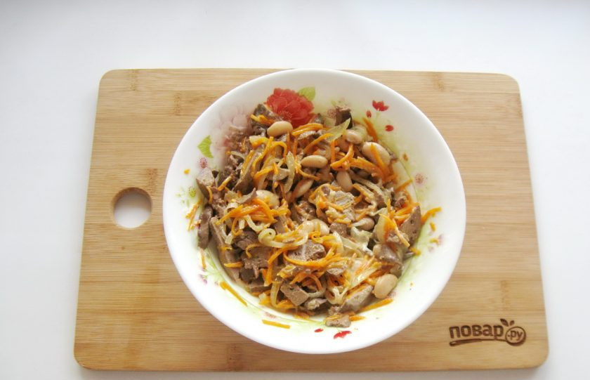 1. Этап. Салат с куриной печенью и фасолью: Перемешайте все ингредиенты салата.