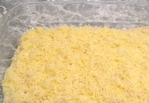1. Этап. Лазанья с сыром и ветчиной: Следующим слоем посыпьте половину твердого сыра.