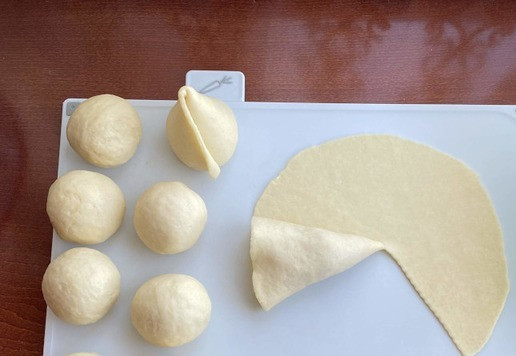 1. Этап. Самса Тюльпан: С одной стороны разреза, положить начинку ( примерно 1 ст. л ) и по-кругу, свернуть в виде конуса.