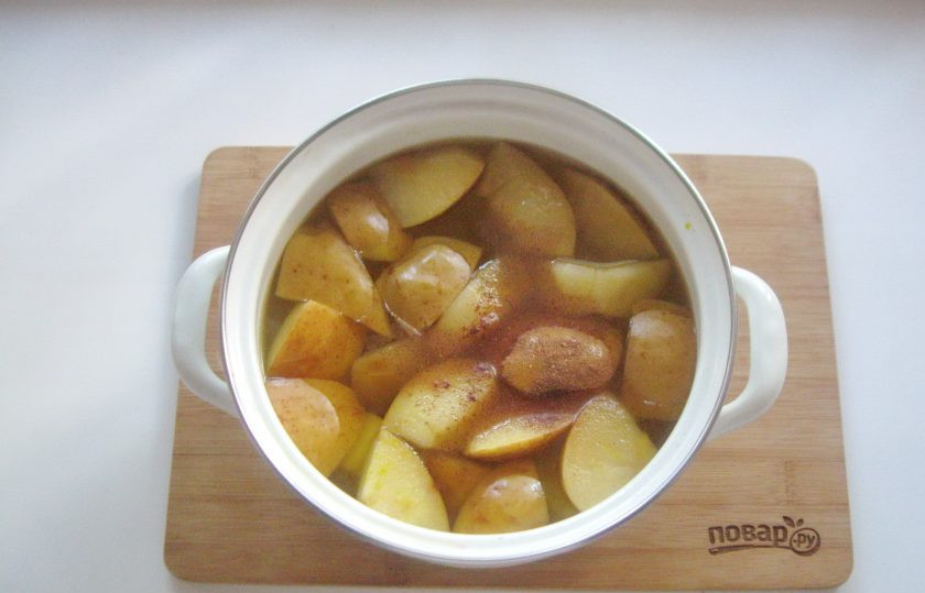 1. Этап. Яблочный компот с корицей: Перемешайте компот с корицей и проварите еще 5 минут.