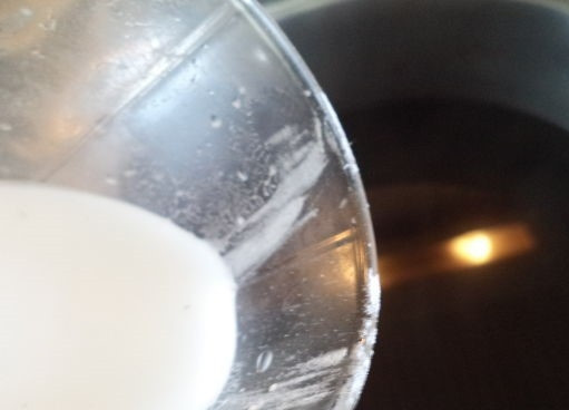 1. Этап. Кисель из ягод: 5. Влейте крахмал в кисель. Добавляйте строго тонкой струйкой, не забывайте при этом обязательно постоянно помешивать. Жидкость не должна закипеть.