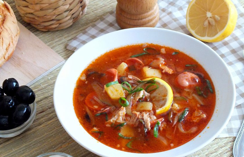 1. Этап. Солянка на говяжьем бульоне: Перед подачей в каждую тарелку выложите ломтик лимона, и добавьте зелень. Приятного аппетита!