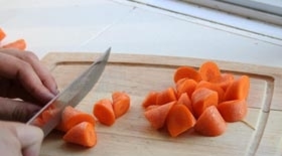 1. Этап. Суп рисовый с картофелем: Вымыть и нарезать морковь. Бульон кипит уже полчаса, а то и минут сорок? Тогда смело отправляйте ее в кастрюлю с индейкой!