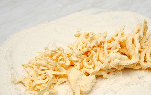 1. Этап. Пирог с сыром и мясом: Смешиваем на рабочей поверхности муку и тертый маргарин. Слегка замешиваем.