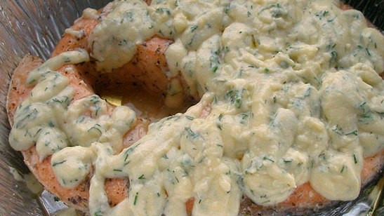 1. Этап. Рыба в сливочном соусе: Берём форму для выпекания, выкладываем фольгу по всей её площади. В центр кладём стейк, выливаем на него наш заготовленный соус.