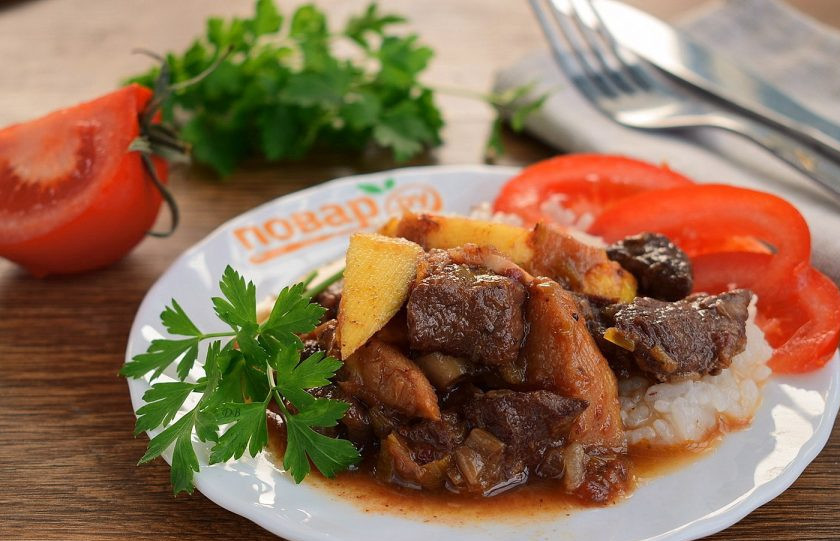 1. Этап. Стифадо из говядины с рисом: Подавайте стифадо с рисом и айвой горячим. Приятного аппетита!