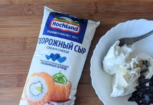 1. Этап. Закуска из свеклы с творожным сыром: Чернослив мелко режем. Если сухой, то предварительно запариваем. Добавляем чернослив к творожному сыру. Выдавливаем чеснок, добавляем соль, перец, перемешиваем.