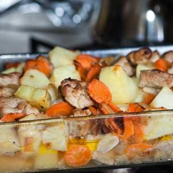 Запеченное мясо с картошкой