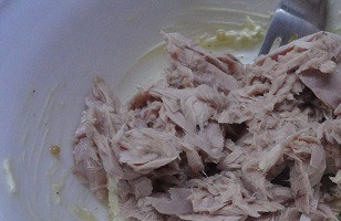 1. Этап. Пикантные канапе с тунцом: Тунец откинуть на сито, дать стечь маринаду и выложить к остальным ингредиентам. Перемешиваем вилкой, не разминая кусочки тунца, чтобы они ощущались вкусовыми рецепторами.