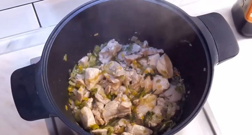 1. Этап. Паштет из курицы с клюквенным желе: 2. Разрежьте и мелко нарежьте лук и лук-порей. Мелко нарежьте сельдерей. Раздавите и мелко нарежьте чеснок. Мелко нарежьте перец. Когда курица обжарится до полуготовности, добавьте к ней нарезанные овощи. Периодически помешивайте.