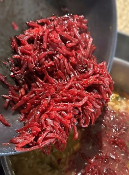 1. Этап. Бордовые щи: Кастрюлю со щами на плиту. Довел щи до предзакипания и свёклу в кастрюлю и выложил. Перемешал аккуратно. Как только обозначилось закипание, нагрев убрал до минимума и потомил борщ минут пятнадцать.