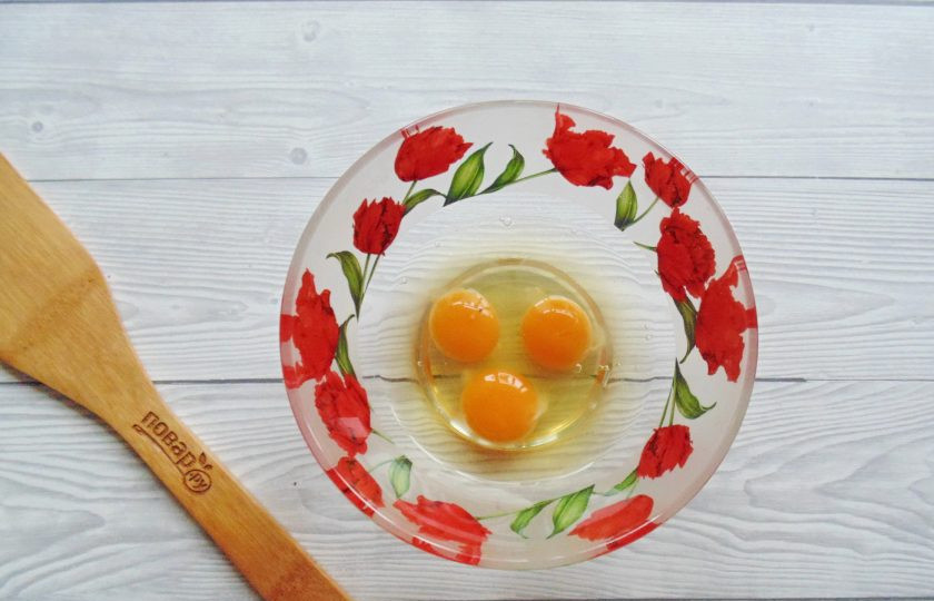 1. Этап. Медовый торт с вишней: Яйца разбейте в миску.