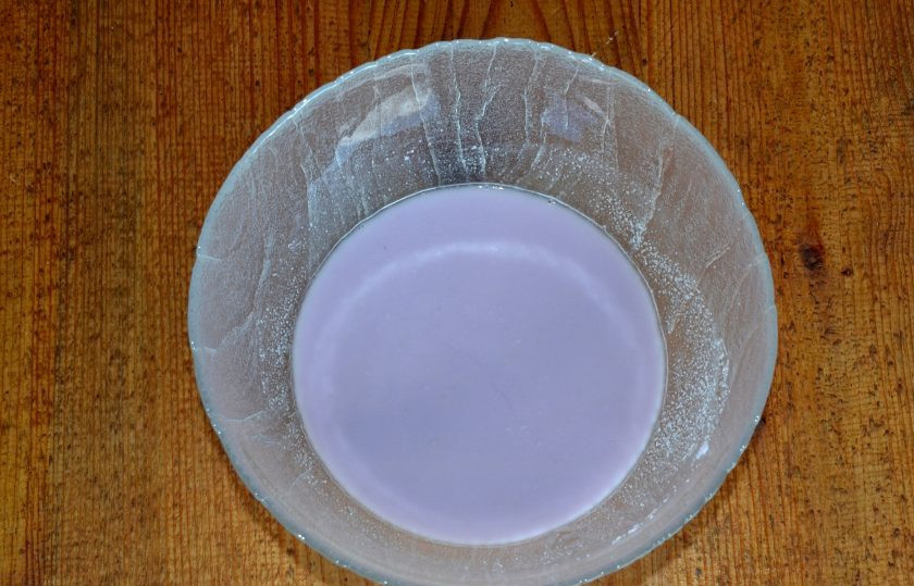 1. Этап. Японские пирожные Моти: Все тщательно перемешайте. Тесто должно получиться очень жидким. Если оно густовато, можно добавить еще немного воды.