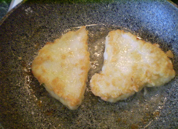 1. Этап. Куриные отбивные кусочками: Обжариваем с обеих сторон до красивой золотистой корочки.