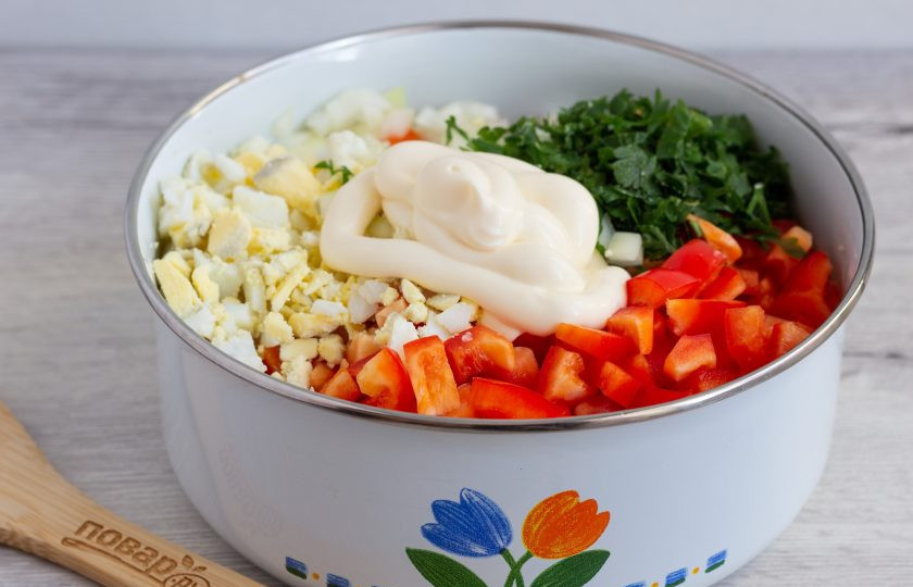 1. Этап. Салат Знакомый: Заправьте салат майонезом, перемешайте и посолите по вкусу.