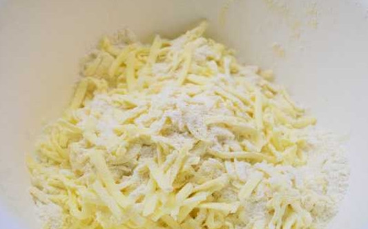 1. Этап. Царская ватрушка: 6. Добавьте разрыхлитель и натертое на терке сливочное масло.