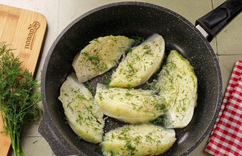 1. Этап. Капуста припущенная: Можно посыпать капусту укропом или любой другой свежей зеленью.