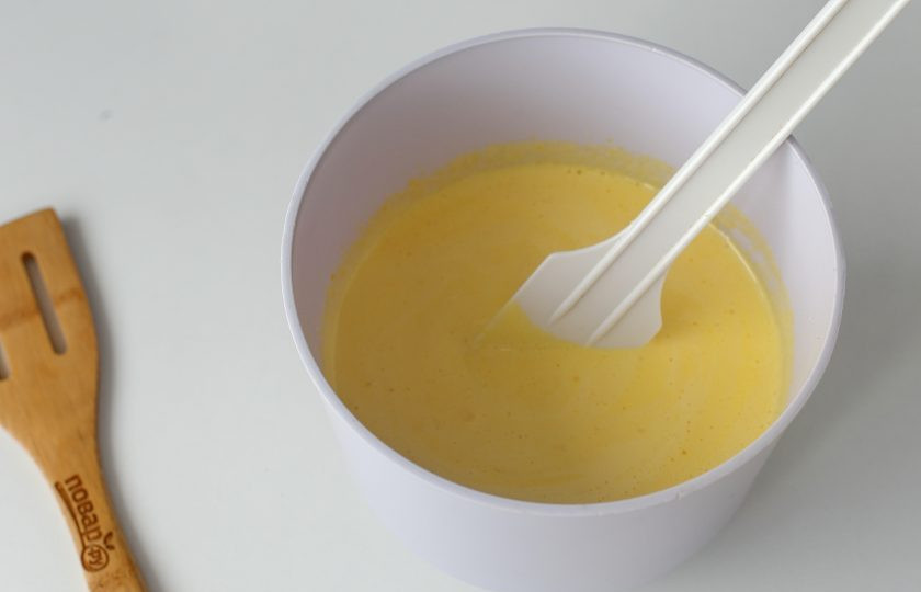 1. Этап. Йогуртовый пирог с бананами: Добавьте йогурт, бананы размятые вилкой до состояния пюре и растопленное сливочное масло.