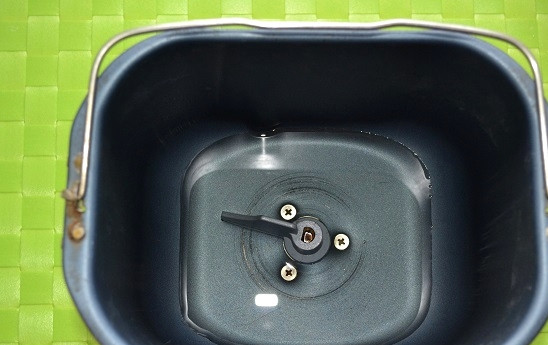 1. Этап. Дрожжевое тесто для ленивых: На дно формы влейте растительное масло.