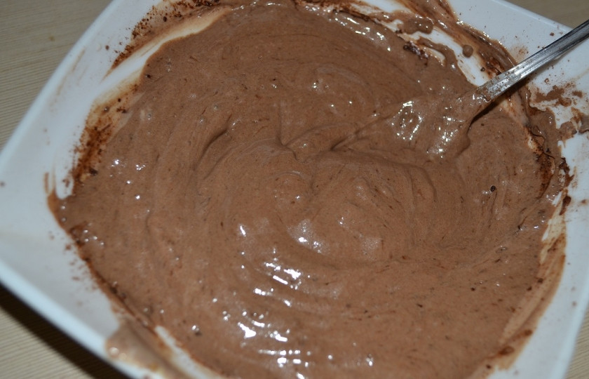 1. Этап. Рулет  Пенек: В 1/3 часть крема добавляем 3 ст.л какао