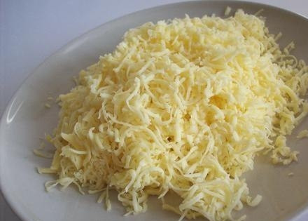 1. Этап. Картофель по-савойски: Сыр натираем на терке. Можно на крупной, можно и помельче.