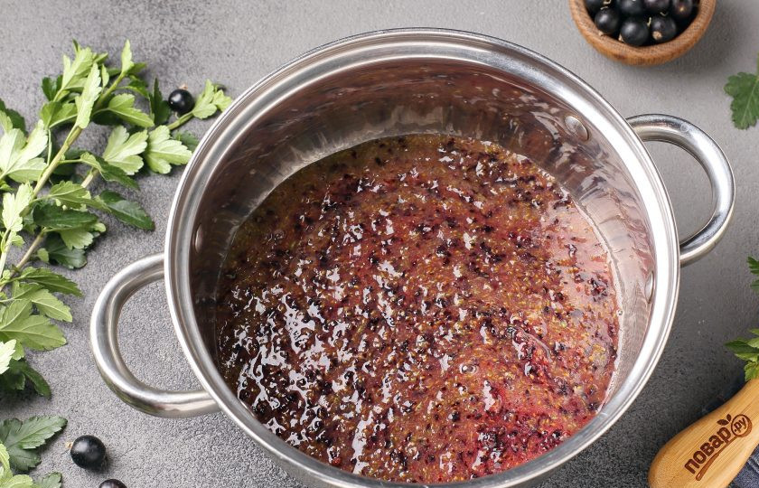 1. Этап. Варенье из чёрной смородины с имбирём: Промытые ягоды обсушите и пропустите через мясорубку.