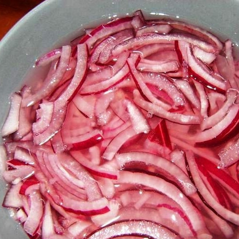 1. Этап. Салат с копченой колбасой: Лук необходимо замочить на 10 минут в уксусе.