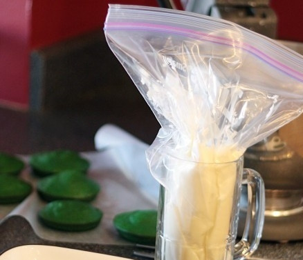 1. Этап. Капкейки на девичник: 6. Пока капкейки остывают приготовьте крем. Взбейте небольшой кусочек сливочного масла с творожным сыром, ванилином и сахарной пудрой. Поместите крем в кондитерский мешок и украсьте капкейки на девичник в домашних условиях.