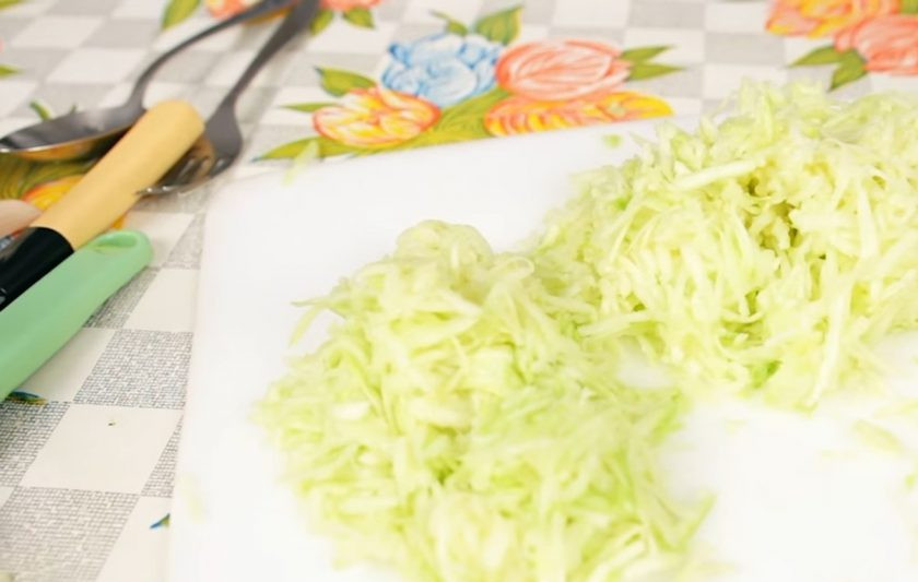 1. Этап. Простые оладьи из кабачков: 1. Для начала очистите кабачок от кожуры с помощью овощечистки. Затем натрите его на крупной терке, посолите и поместите на дуршлаг, чтобы из кабачка стекла лишняя жидкость.