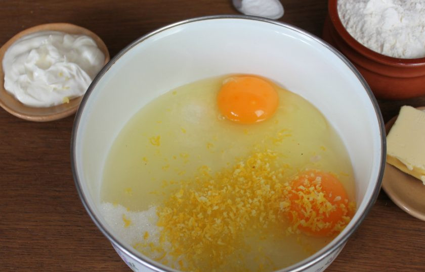 1. Этап. Пирог с лимоном: Снимаем цедру с одного лимона и добавляем ее в миску. Все взбиваем.