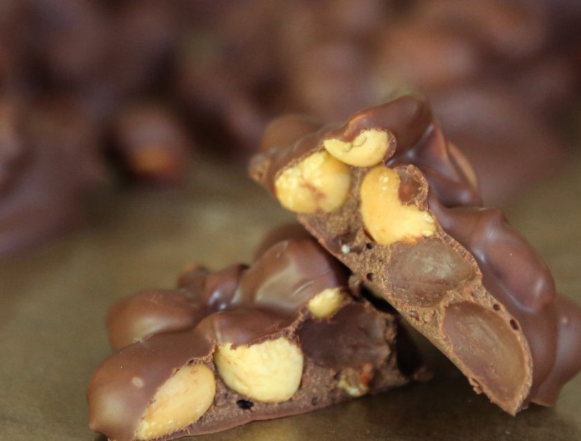 1. Этап. Шоколад с орехами: Ложкой доставайте орехи на пергамент. Оставьте десерт на 4-8 часов. Приятного чаепития!