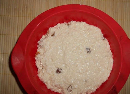 1. Этап. Творожная запеканка в духовке: 7. Форму для выпечки смазать немного сливочным маслом и при желании немного присыпать манной крупой. Выложить творог в форму и отправить в предварительно разогретую духовку.