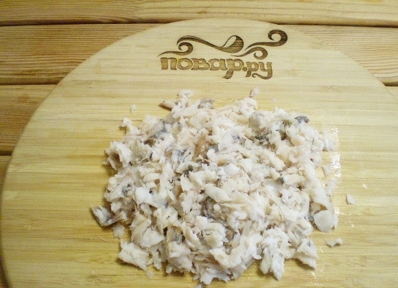 1. Этап. Салат Обезьянка с корейской морковкой: Мясо порежьте или помните вилочкой.