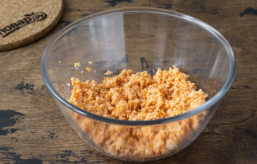 1. Этап. Постные котлеты с псиллиумом: Через мясорубку прокрутите красную чечевицу с репчатым луком и чесноком.