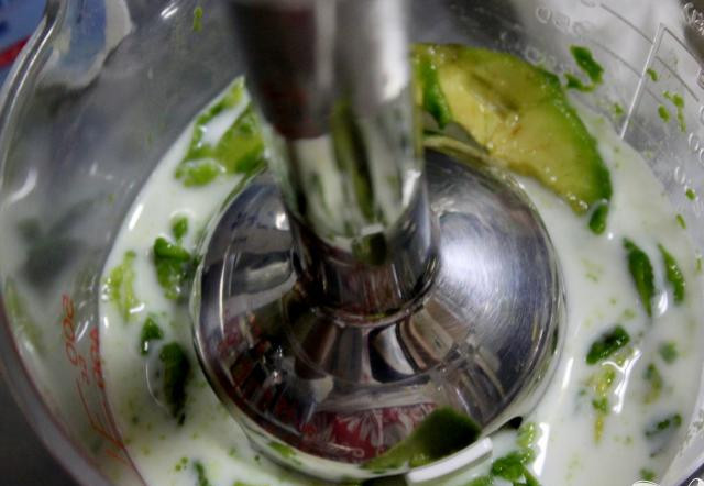 1. Этап. Витаминный напиток Тропический авокадо: 4. Сложите все составляющие в чашу блендера и смешивайте напиток до тех пор, пока он не станет легким и однородным.