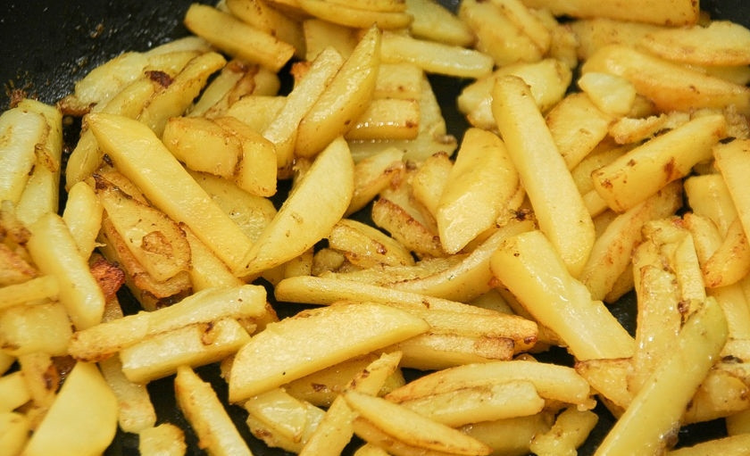 1. Этап. Полендвица с картошкой: 9. Сковороду ставлю на огонь, кладу в неё сливочное масло и обжариваю картошку около 15-20 минут.