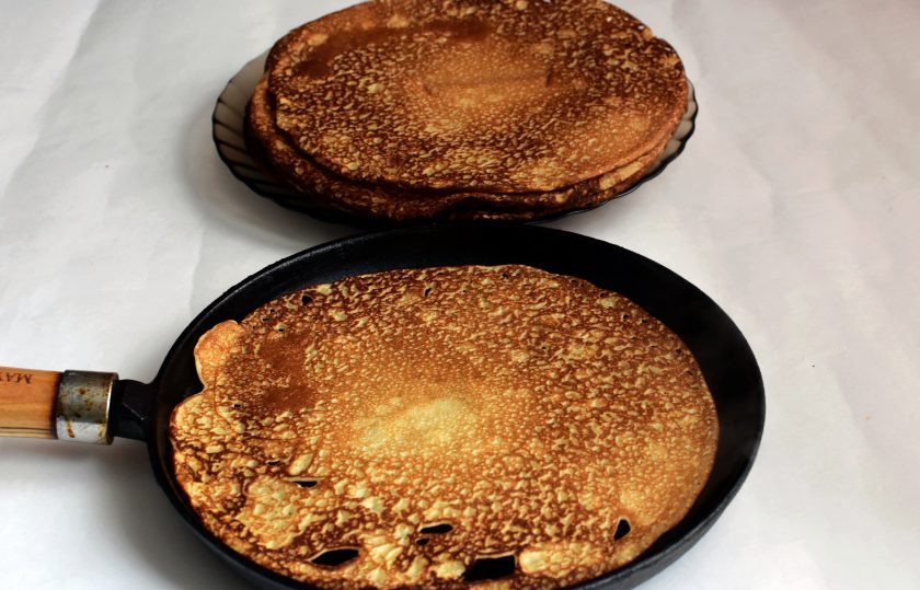 1. Этап. Блинный торт с шоколадной заливкой: Выпекайте тонкие блинчики и укладывайте их стопкой.