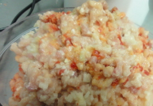 1. Этап. Куриные биточки: Пропускаем все ингредиенты через мясорубку.