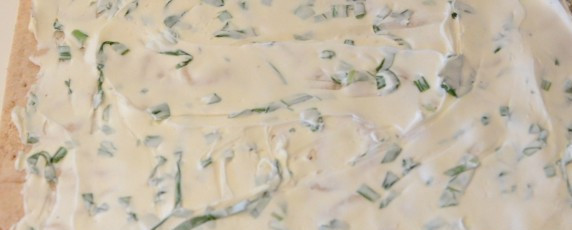 1. Этап. Лаваш с сыром и зеленью: Смазываем лаваш полученной смесью тонким слоем.