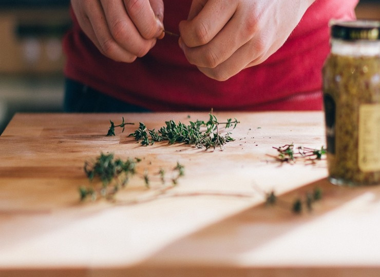 1. Этап. Ветчина в горчично-медовой глазури: Снимите листья с веточек тимьяна, мелко их нарежьте и добавьте в миску.
