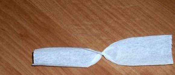 1. Этап. Букет из конфет для девочки: 2. Теперь сворачиваем каждый кусочек, как на фото.